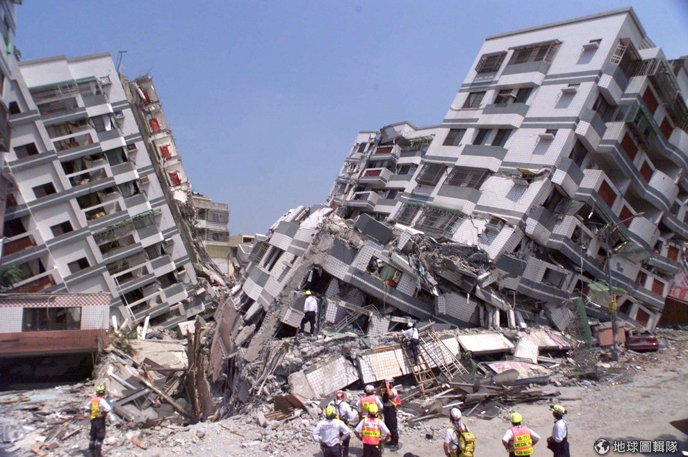 Skyscraper destroyed by earthquake in Taiwan